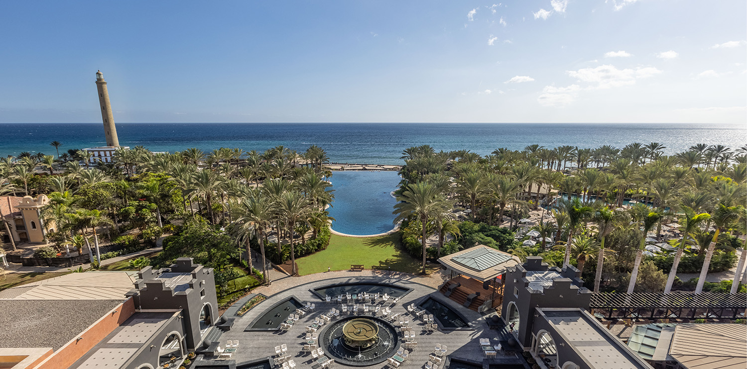  Emblematic image of the infiniy Lago pool at the Lopesan Costa Meloneras, Resort & Spa hotel in Gran Canaria 